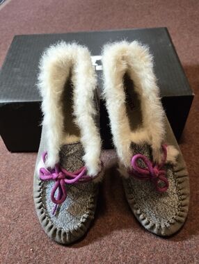 Sorel Out 'N About Moccasin Slippers in Gray Suede Pink Lace Size 9 Excellent